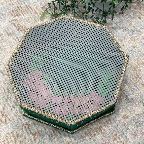 Needlepoint trinket box - Picture 7 of 8